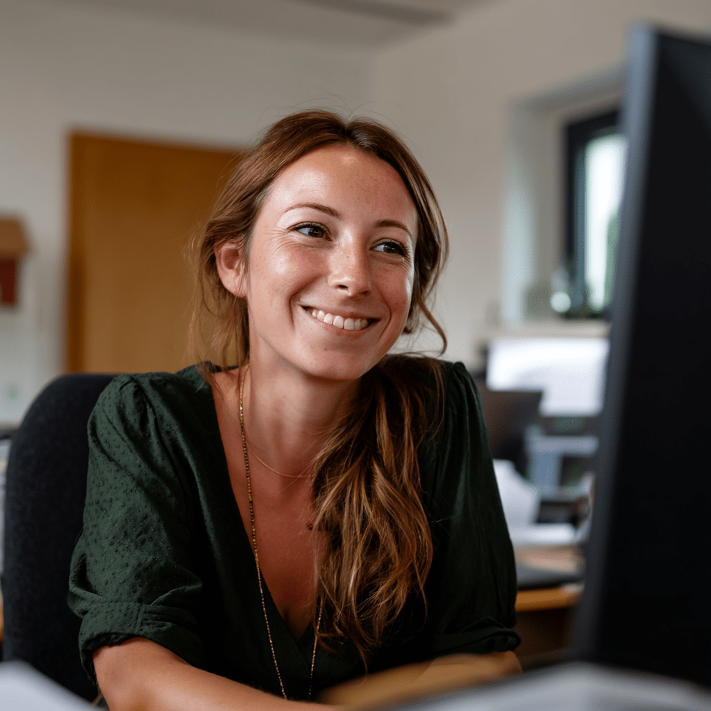Auf dem Foto sieht man eine Mitarbeiterin der Steuerberatung Wächter in Sulzbach Saarland, die ihren neuen Job bei www.stellenangebotesaarland.de gefunden hat.
